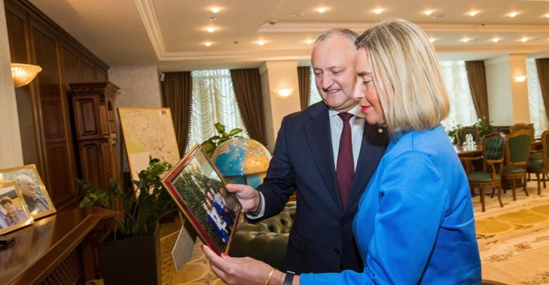 Photo of foto | I-a arătat fotografii cu familia și i-a promis o distincție de stat. Igor Dodon a avut o întrevedere cu Federica Mogherini