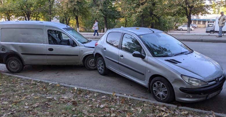 Photo of foto | Accident pe strada Florilor din capitală. Un automobil a tamponat altele trei care staționau pe marginea drumului