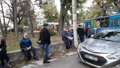 Photo of foto | Rând de troleibuze pe o stradă din capitală. Vehiculele nu puteau vira din cauza unui automobil parcat neregulamentar