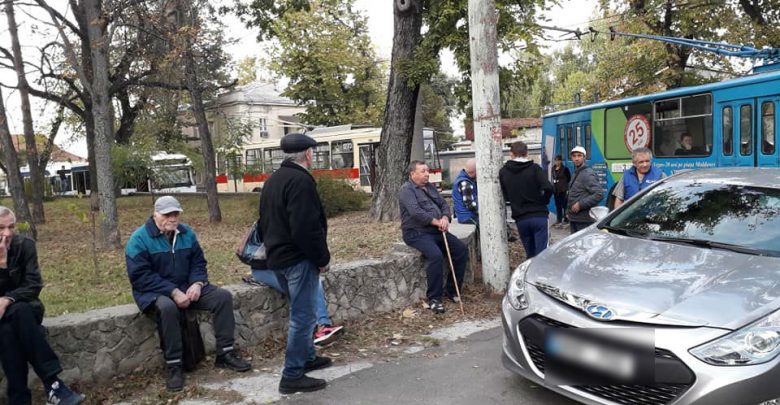Photo of foto | Rând de troleibuze pe o stradă din capitală. Vehiculele nu puteau vira din cauza unui automobil parcat neregulamentar