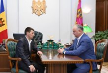 Photo of foto | „Pentru profesionalism și curaj”: Şoferul troleibuzului implicat în accidentul din Buiucani, decorat cu Medalia Meritul Civic