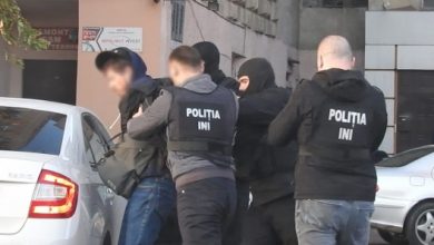 Photo of video | Doi frați din capitală, reținuți pentru tentative de omor la comandă. O armă, mai multe telefoane și stații radio, depistate la domiciliile suspecților