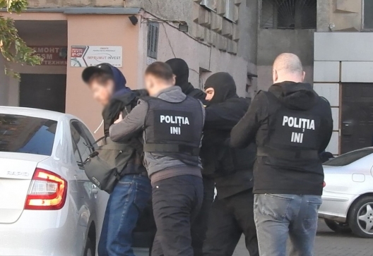 Photo of video | Doi frați din capitală, reținuți pentru tentative de omor la comandă. O armă, mai multe telefoane și stații radio, depistate la domiciliile suspecților