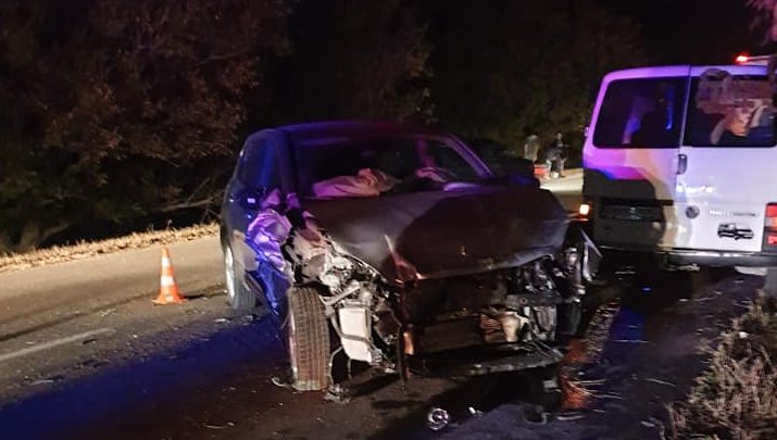 Photo of foto, video | Patru vehicule, printre care și un microbuz de rută, s-au tamponat la Anenii Noi. Două persoane, transportate la spital