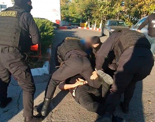 Photo of video | Un bărbat, amenințat cu moartea din cauza unei datorii de 10.000 de dolari. Suspectul a fost reținut în flagrant