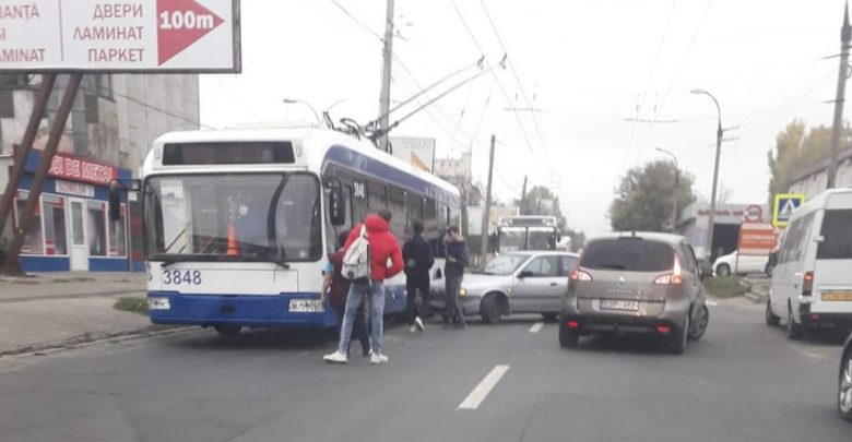 Photo of Nici o zi fără accidente. Un alt troleibuz din capitală ar fi fost tamponat de o mașină