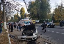 Photo of foto | Accident grav în sectorul Botanica din capitală. Două vehicule s-au tamponat, iar unul a ajuns într-un copac