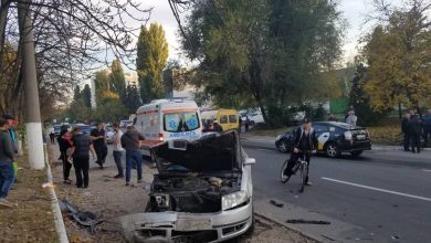 Photo of foto | Accident grav în sectorul Botanica din capitală. Două vehicule s-au tamponat, iar unul a ajuns într-un copac