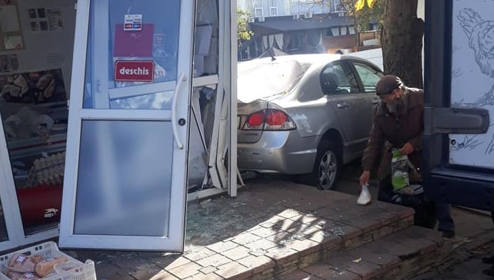 Photo of foto | A încurcat pedalele? O șoferiță din capitală a intrat cu mașina într-o gheretă