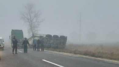 Photo of foto | Accident violent la Hîncești. Două automobile s-au tamponat, iar remorca unui TIR s-a răsturnat într-un șanț