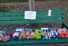 Photo of foto | „Dacă ai nevoie – ia! Dacă poți ajuta – ajută!”. Un necunoscut a lăsat pe o bancă dintr-un parc din capitală mai multe produse alimentare pentru oamenii nevoiași