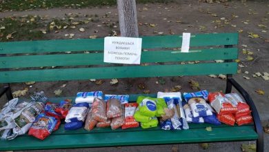 Photo of foto | „Dacă ai nevoie – ia! Dacă poți ajuta – ajută!”. Un necunoscut a lăsat pe o bancă dintr-un parc din capitală mai multe produse alimentare pentru oamenii nevoiași