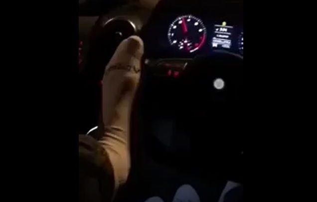 Photo of video | Mergea cu viteză și ținea piciorul pe volan. Un șofer s-a filmat în timp ce conducea neregulamentar