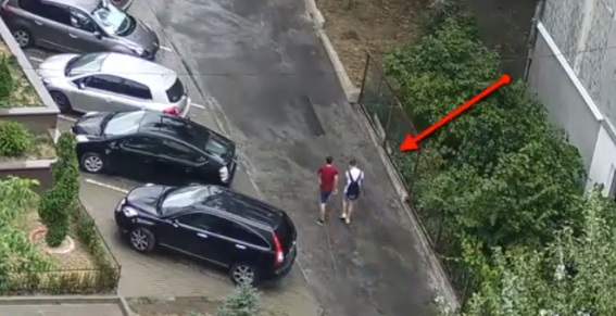 Photo of video | O plimbare pe două roți i-ar putea costa ani grei de închisoare. Două persoane, căutate de polițiști pentru că ar fi furat bicicleta unui copil de 8 ani