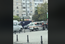 Photo of video | Accident cu implicarea unei ambulanțe în centrul capitalei. Un bebeluș a suferit leziuni