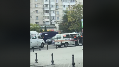 Photo of video | Accident cu implicarea unei ambulanțe în centrul capitalei. Un bebeluș a suferit leziuni