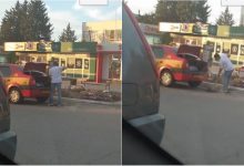 Photo of video | A luat lopata și s-a apucat de treabă. Un taximetrist, surprins cum astupă o gaură de pe stradă