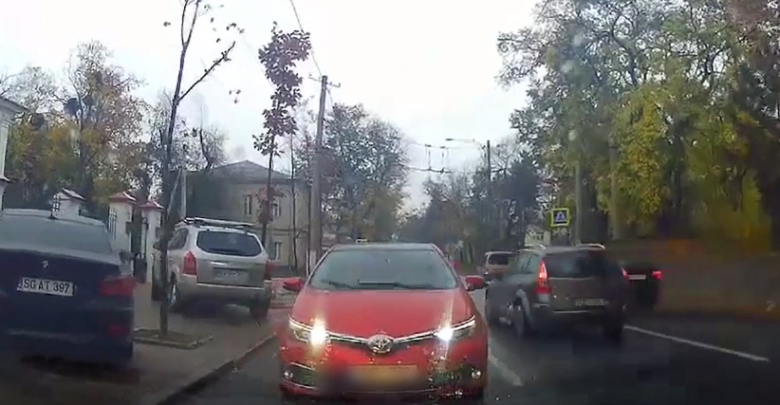 Photo of video | A intrat pe contrasens și a mers un cartier cu spatele. Isprava unui șofer din capitală