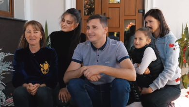 Photo of video | Făcea tort decorat cu verde de briliant și visa să își realizeze dorințele. Emilian Crețu a povestit cu lacrimi în ochi despre casa copilăriei sale