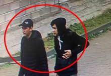 Photo of video | Doi tineri ar fi comis furturi din mai multe apartamente. Dacă îi vezi, alertează imediat Poliția