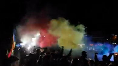 Photo of video | „Aerul” din centrul capitalei a fost colorat în nuanțele tricolorului aseară. Omagiul adus regretaților Ion și Doina Aldea Teodorovici