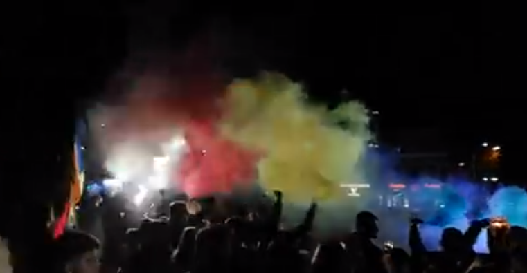 Photo of video | „Aerul” din centrul capitalei a fost colorat în nuanțele tricolorului aseară. Omagiul adus regretaților Ion și Doina Aldea Teodorovici