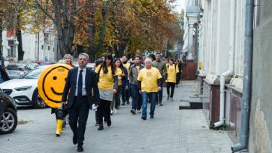 Photo of video | Să fie acesta imnul campaniei electorale? Dumitru Țîra îndeamnă chișinăuienii să voteze împotriva tuturor