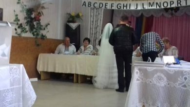 Photo of foto | Au luat decizii importante pentru viitorul lor. Un cuplu și-a exercitat dreptul de vot chiar în ziua nunții