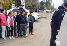 Photo of video | Eu fac un pas și… Ce a pățit un polițist care voia să le explice copiilor cum să traverseze corect strada?