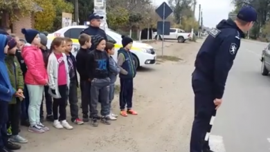 Photo of video | Eu fac un pas și… Ce a pățit un polițist care voia să le explice copiilor cum să traverseze corect strada?