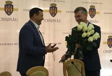 Photo of video | Năstase, întâmpinat de Talmaci cu trandafiri albi. Liderul PPDA a anunțat că-și suspendă activitatea de primar
