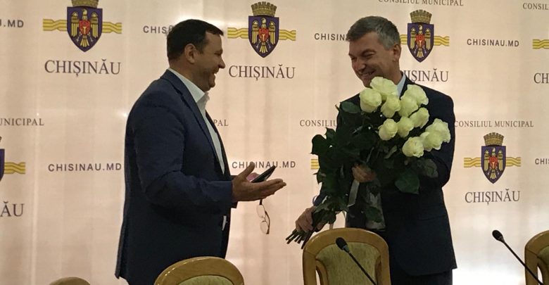 Photo of video | Năstase, întâmpinat de Talmaci cu trandafiri albi. Liderul PPDA a anunțat că-și suspendă activitatea de primar