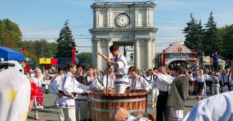 Photo of Ziua Vinului îi fascinează pe turiști. Chișinăul a fost inclus în TOP 10 cele mai atractive orașe din țările CSI