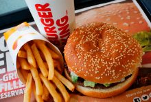 Photo of Un vegan a dat în judecată Burger King fiindcă comanda sa a fost gătită pe aceeași tigaie pe care e prăjită carnea. Reacția companiei de fast-food