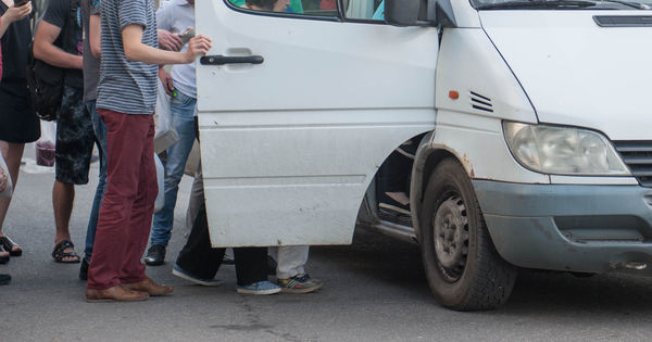 Photo of Șoferul de microbuz staționează în loc interzis, are salonul arhiplin sau discută la telefon? Anunțați poliția despre abateri