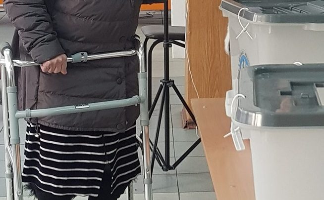 Photo of foto | Are mai puțină putere, dar le-a oferit tuturor moldovenilor o lecție civică. O bătrână de 91 de ani a venit la secția de votare cu un cadru de mers