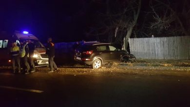 Photo of foto | Încă un accident s-a produs în această noapte în capitală. Un șofer a dat jos un semafor și a fost proiectat cu mașina într-un copac