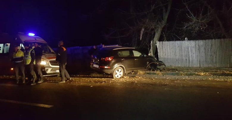 Photo of foto | Încă un accident s-a produs în această noapte în capitală. Un șofer a dat jos un semafor și a fost proiectat cu mașina într-un copac