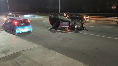 Photo of foto | O mașină s-a răsturnat aseară pe podul de la Botanica. În urma accidentului, vehiculul a fost grav avariat