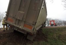 Photo of video | Un camion încărcat cu floarea-soarelui a ajuns într-un șanț în apropiere de Vulcănești. Salvatorii au intervenit la fața locului