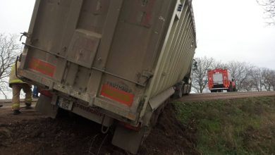 Photo of video | Un camion încărcat cu floarea-soarelui a ajuns într-un șanț în apropiere de Vulcănești. Salvatorii au intervenit la fața locului