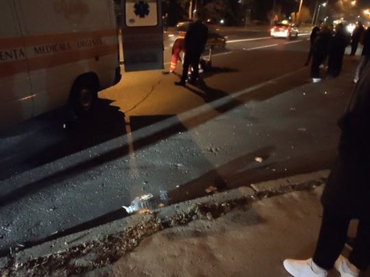 Photo of foto | Se grăbea să traverseze strada, dar a ajuns la spital. Un bătrân, în stare gravă după ce a fost lovit de o mașină la Botanica