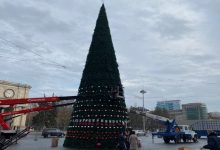 Photo of foto | Globurile multicolore „au împânzit” centrul capitalei. Muncitorii au început să împodobească pomul de Crăciun