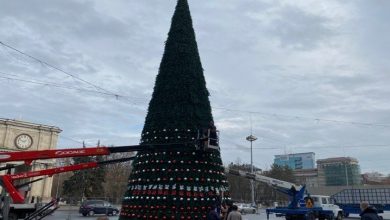 Photo of foto | Globurile multicolore „au împânzit” centrul capitalei. Muncitorii au început să împodobească pomul de Crăciun