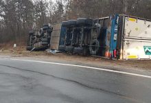 Photo of foto | Un camion s-a răsturnat pe o șosea din Hîncești. În ce stare se află șoferul?