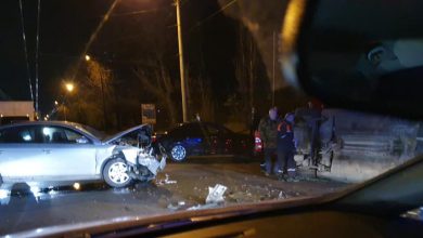 Photo of foto | Un automobil s-a răsturnat după ce s-a tamponat cu un alt vehicul. Două persoane au ajuns la spital