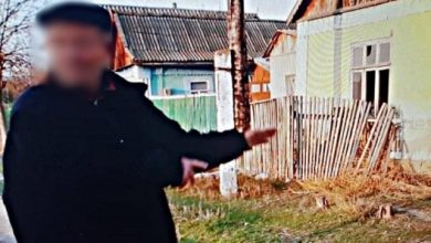 Photo of video | Polițiștii au reținut suspectul în cazul femeii din Basarabeasca, ucisă în bătaie în propria casă