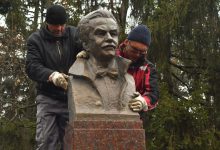 Photo of foto | Bustul lui Dumitru Matcovschi a fost deja instalat pe Aleea Clasicilor. Sculptorii, îngrijorați că ar putea fi vandalizat