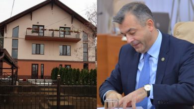 Photo of Premierul Ion Chicu a promis „drumuri bune în toată țara” și a început cu reparația celui din fața casei sale de la Durlești