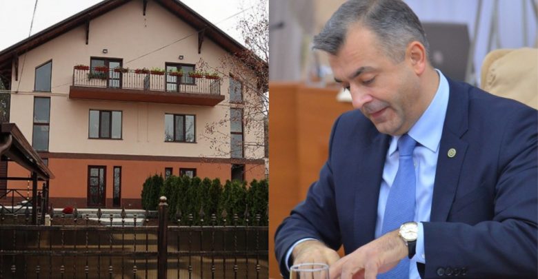 Photo of Premierul Ion Chicu a promis „drumuri bune în toată țara” și a început cu reparația celui din fața casei sale de la Durlești